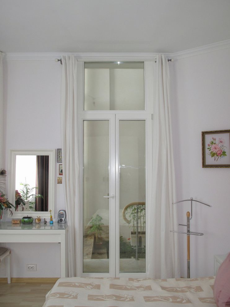 Межкомнатные двери и окно из сосны с шипом и пластиковое окно на лестнице в квар