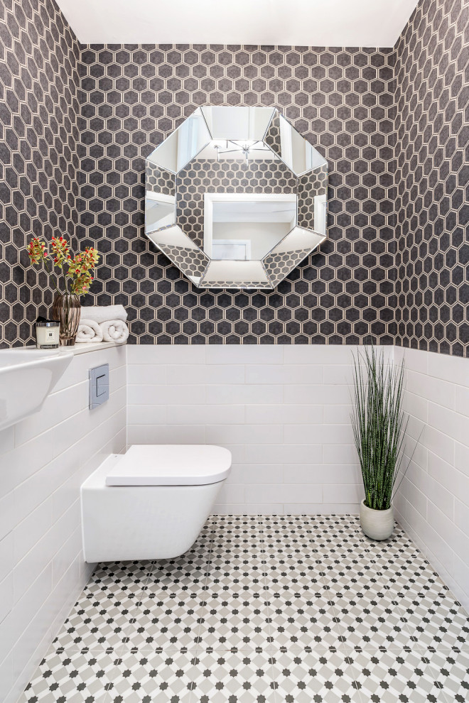 Идея дизайна: ванная комната среднего размера в стиле модернизм с инсталляцией, белой плиткой, керамической плиткой, полом из керамической плитки, подвесной раковиной, серым полом и обоями на стенах