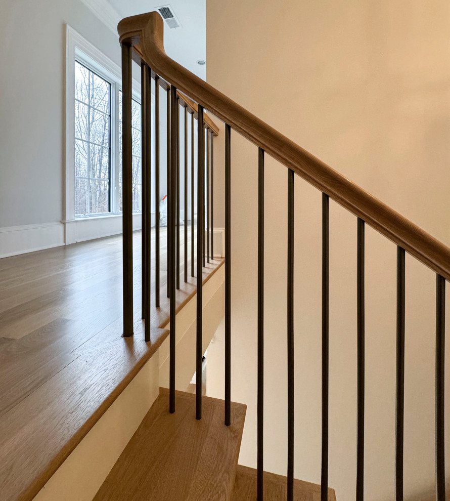 Ejemplo de escalera suspendida tradicional grande con escalones de madera, contrahuellas de madera pintada y barandilla de varios materiales