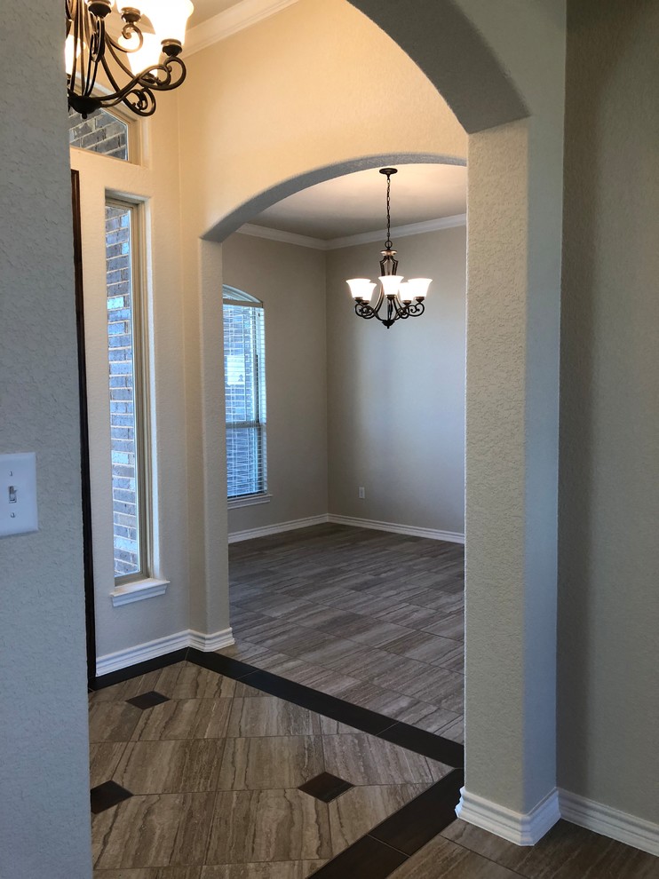 Example of a transitional entryway design in Austin