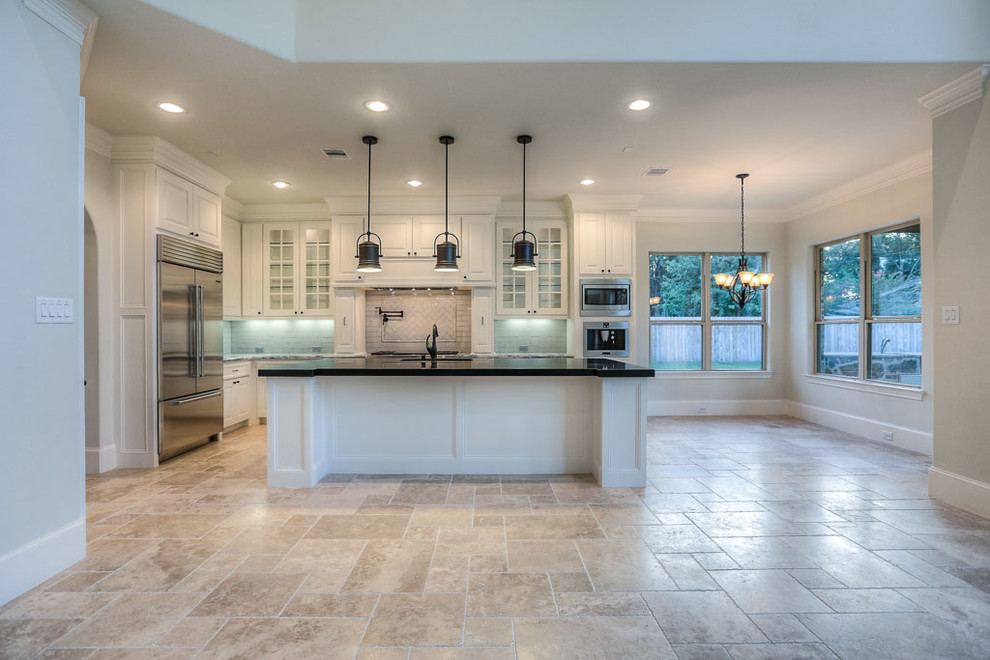 Kitchen - transitional kitchen idea in Houston