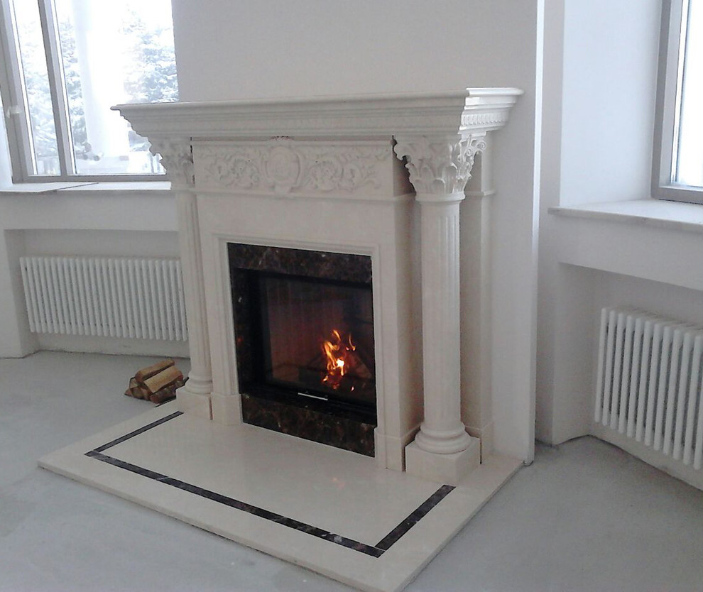 Резной каминный портал с круглыми колоннами