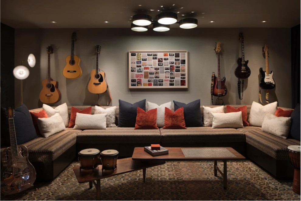 На фото: гостиная комната в стиле ретро с музыкальной комнатой и серыми стенами