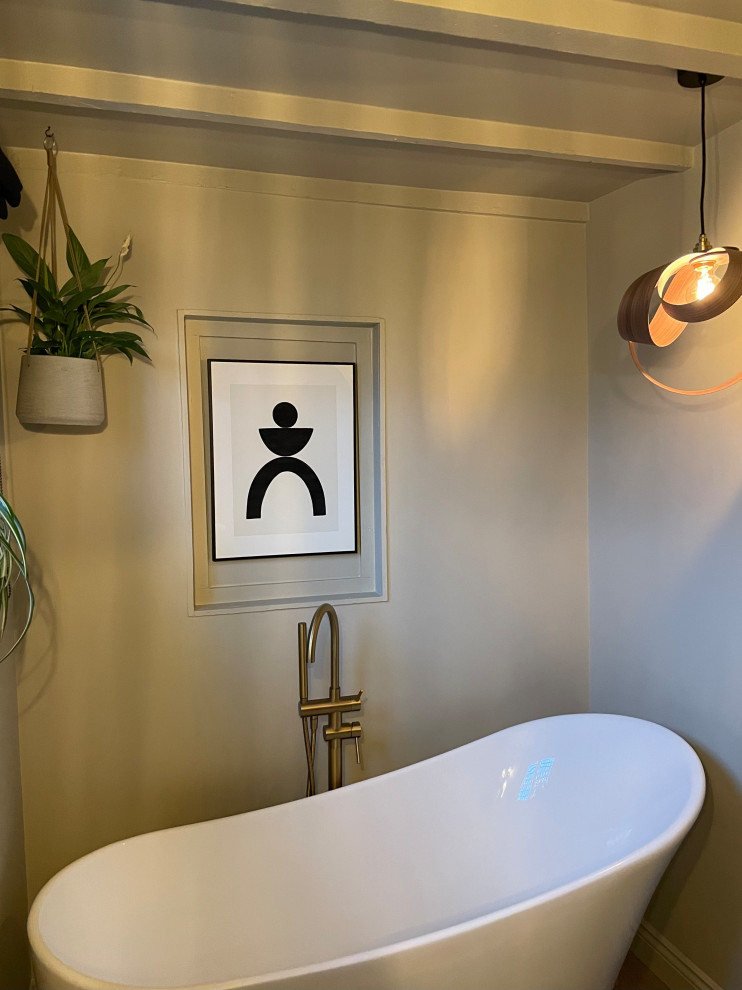 Foto på ett mellanstort funkis grå badrum för barn, med ett fristående badkar, en öppen dusch, en vägghängd toalettstol, grön kakel, porslinskakel, beige väggar, vinylgolv, ett väggmonterat handfat, bänkskiva i betong, brunt golv och med dusch som är öppen