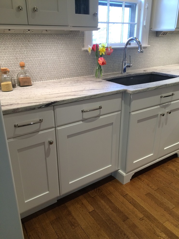 Eat-in kitchen - mid-sized transitional u-shaped medium tone wood floor eat-in kitchen idea with an undermount sink, shaker cabinets, white cabinets, granite countertops, gray backsplash, mosaic tile backsplash, colored appliances and an island