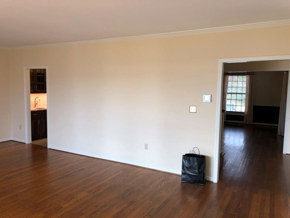 Inredning av ett modernt litet allrum med öppen planlösning, med en hemmabar, vita väggar, laminatgolv, en standard öppen spis, en spiselkrans i sten och brunt golv