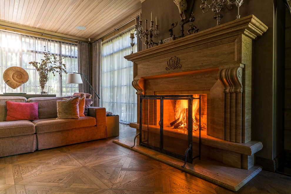 Камин из травертина в загородном доме.