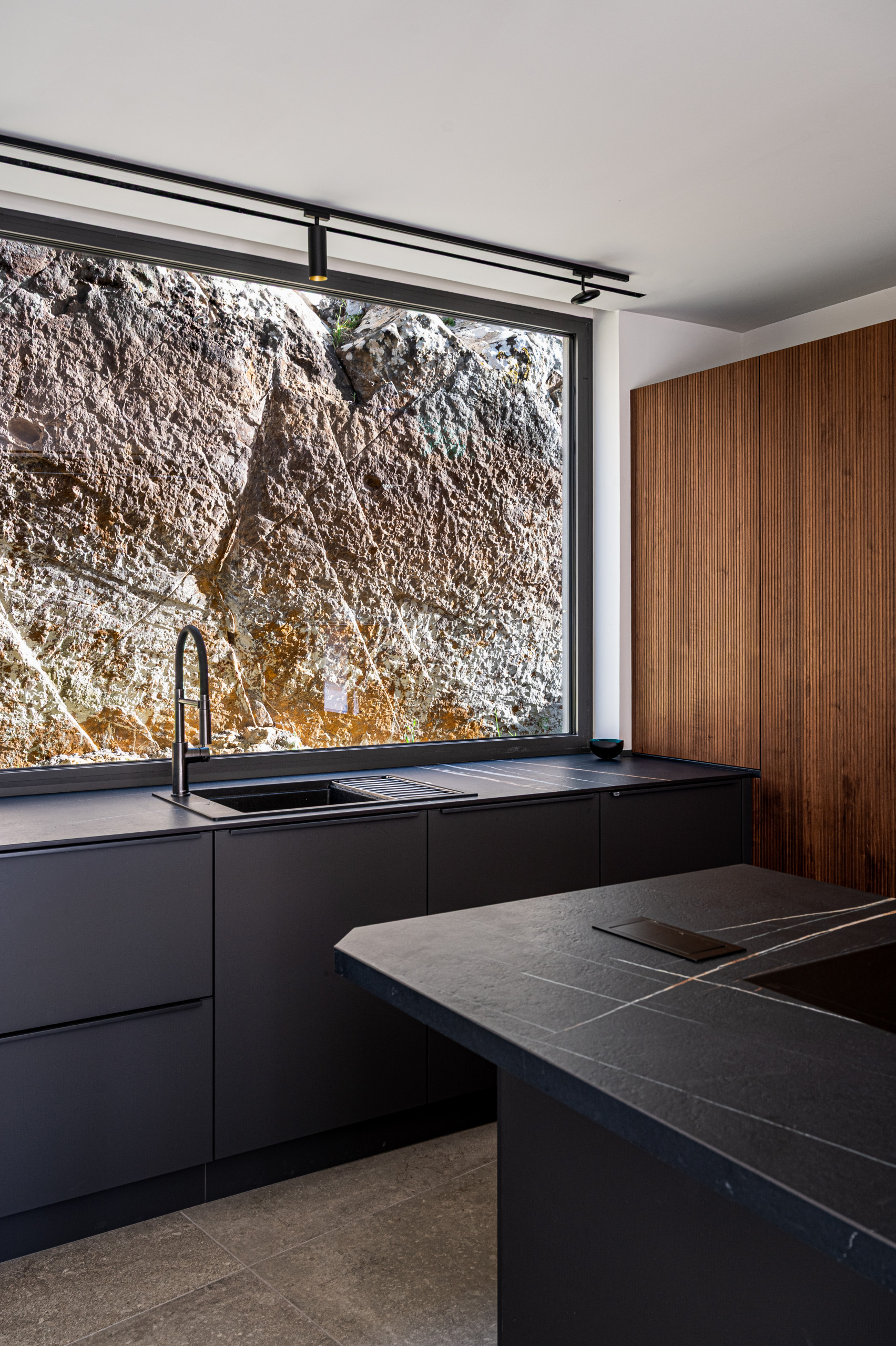 Casa entre rocas