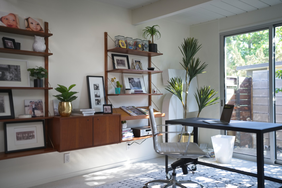 Esempio di un ufficio minimalista di medie dimensioni con pareti bianche, scrivania autoportante, pavimento beige e soffitto in legno