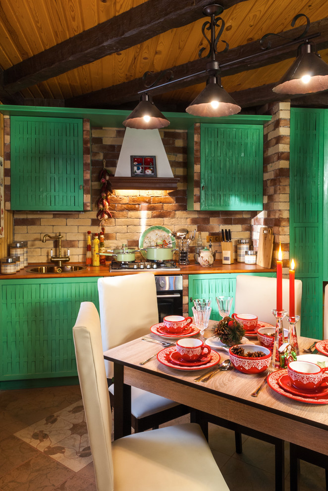 Кухня гостиная в загородном доме в стиле шале.