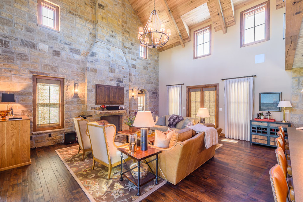Example of a mountain style home design design in Austin