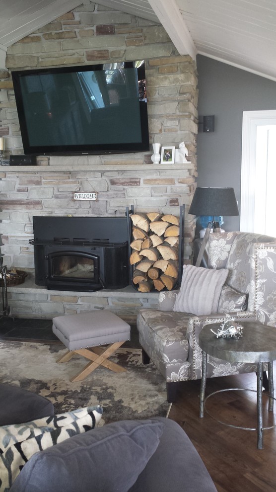 Home design - rustic home design idea in Toronto