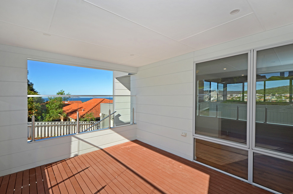Design ideas for a contemporary deck in Perth.