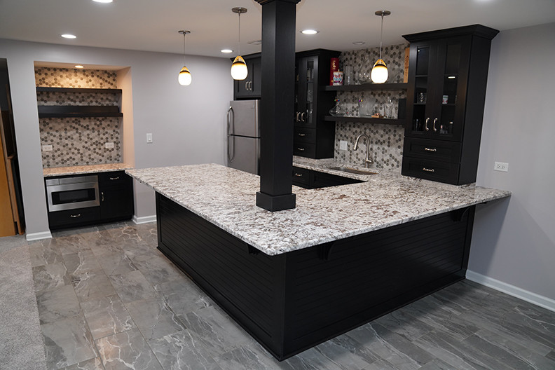 Esempio di un ampio angolo bar con lavandino minimalista con lavello sottopiano, top in granito, paraspruzzi con piastrelle a mosaico, pavimento in laminato e pavimento grigio