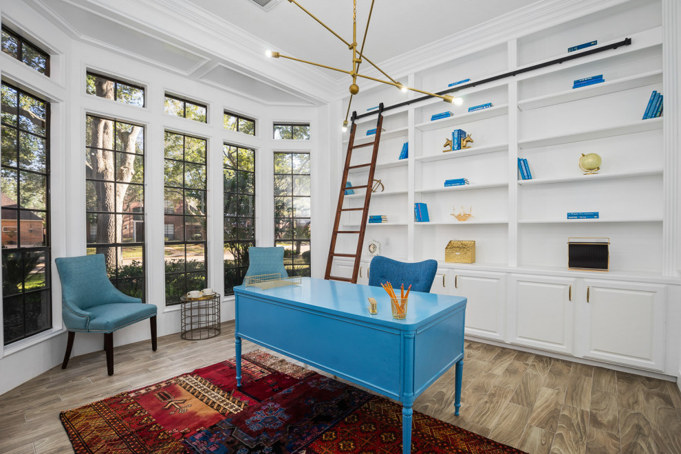 Esempio di un grande studio classico con libreria, pareti beige, pavimento in gres porcellanato, scrivania autoportante e pavimento marrone