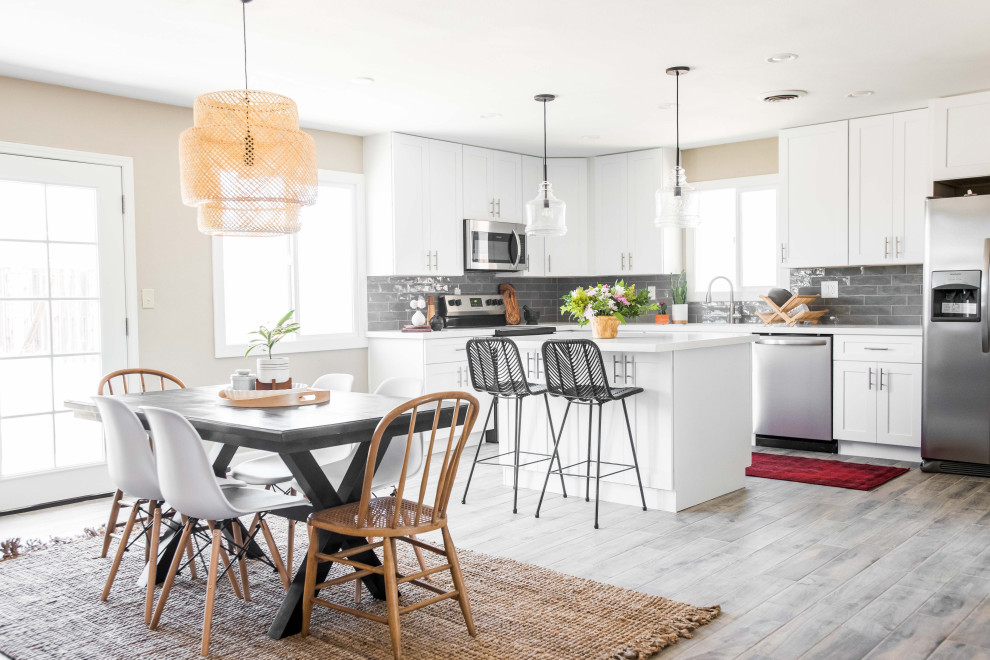 Example of a transitional home design design in Phoenix