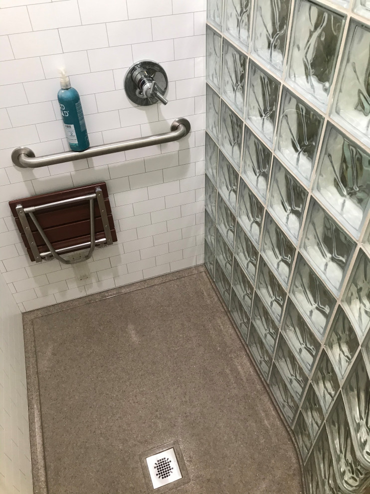 Esempio di una stanza da bagno padronale classica di medie dimensioni con piastrelle diamantate, pavimento beige, doccia aperta, panca da doccia e pannellatura