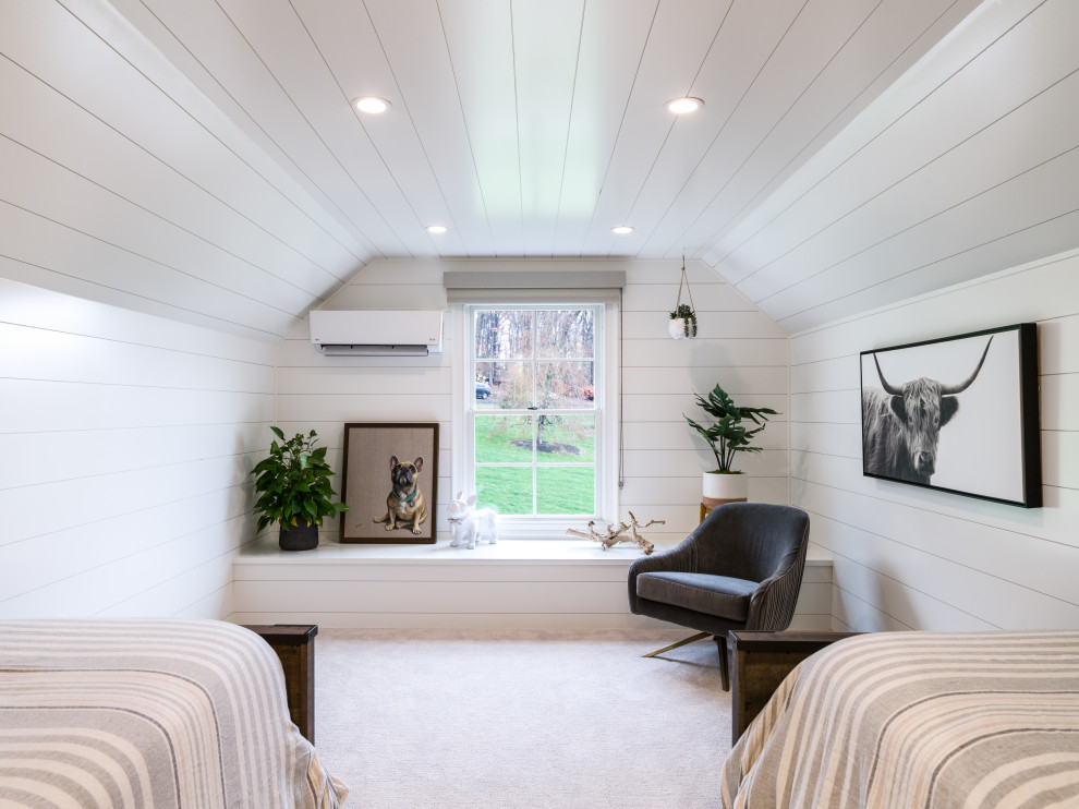 На фото: маленькая гостевая спальня (комната для гостей) в стиле неоклассика (современная классика) с белыми стенами, паркетным полом среднего тона и сводчатым потолком для на участке и в саду с