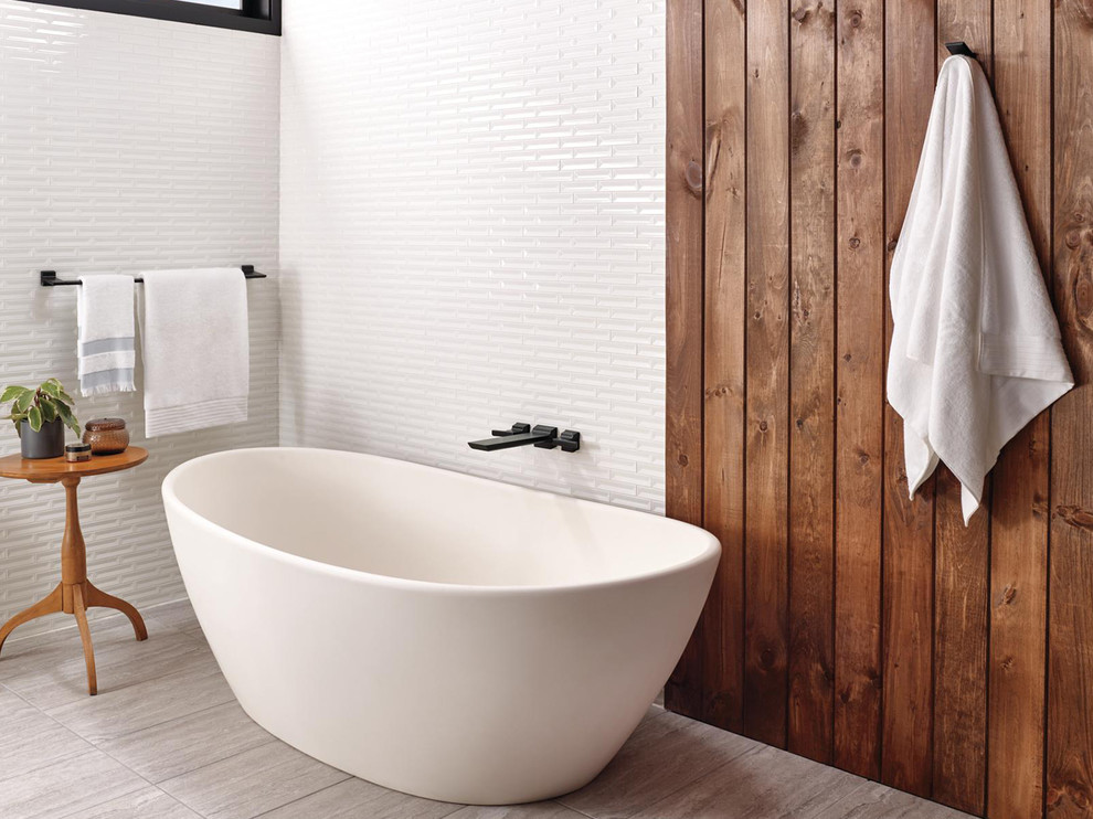 Пример оригинального дизайна: огромная главная ванная комната в скандинавском стиле с отдельно стоящей ванной, белой плиткой, белыми стенами и бежевым полом