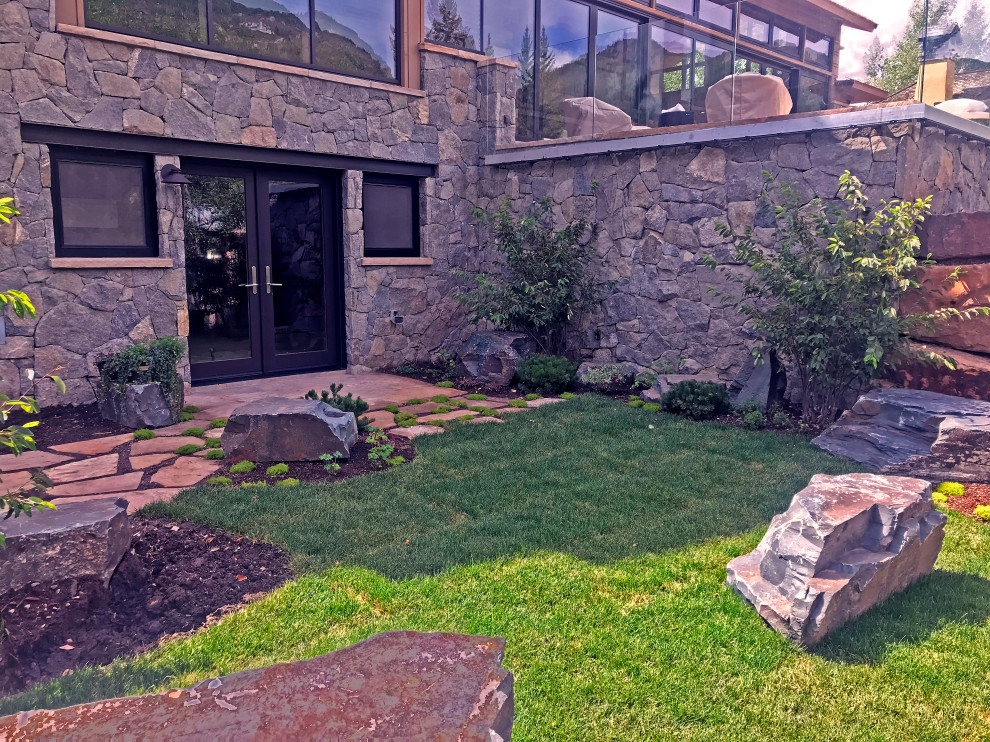 Пример оригинального дизайна: двор среднего размера на заднем дворе в стиле модернизм с летней кухней, покрытием из каменной брусчатки и навесом