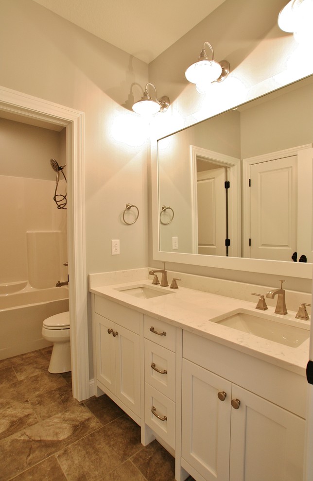 Example of a transitional bathroom design in Chicago