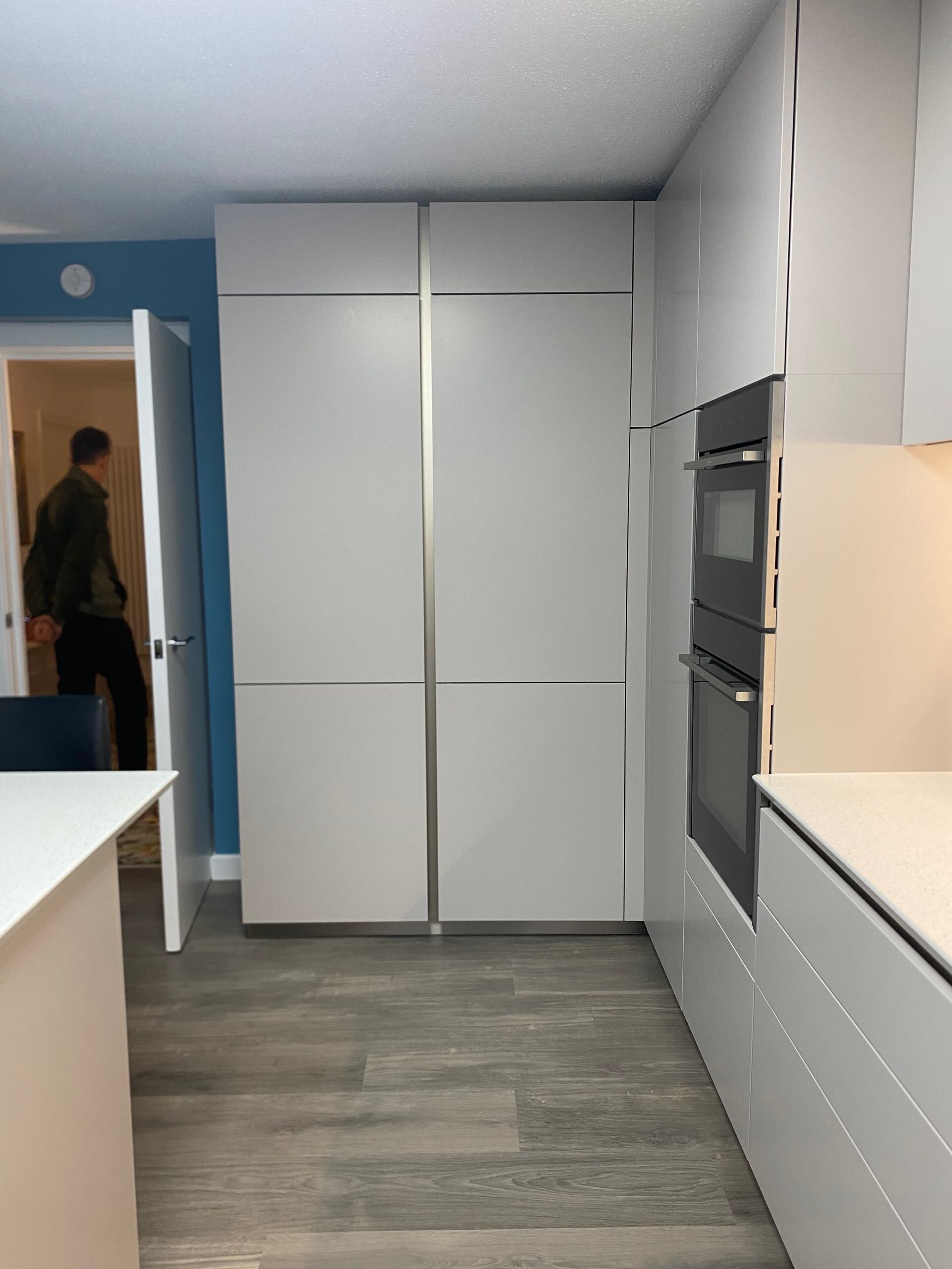 Handleless Apartment Kitchen in Silk Gloss Loam Finish