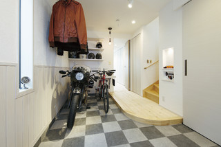 バイクガレージ のある玄関 コンテンポラリー 玄関 東京23区 ケイディアイ Houzz ハウズ