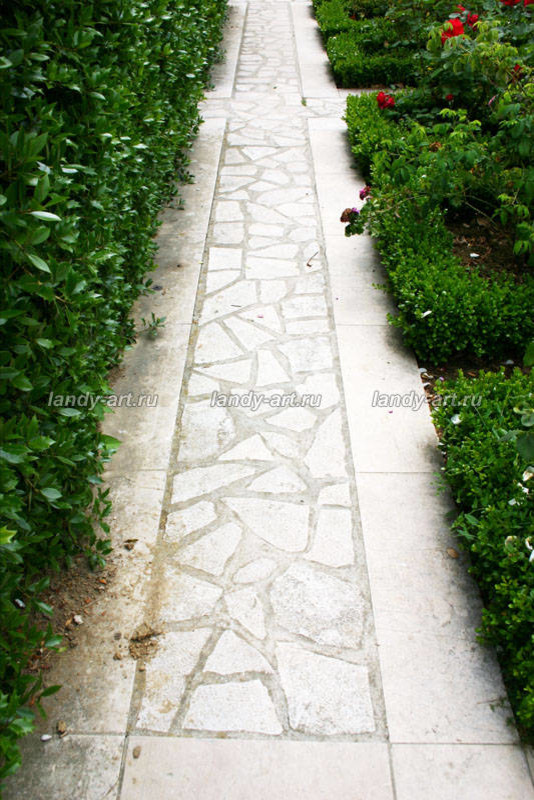 Мощение из натурального камня.