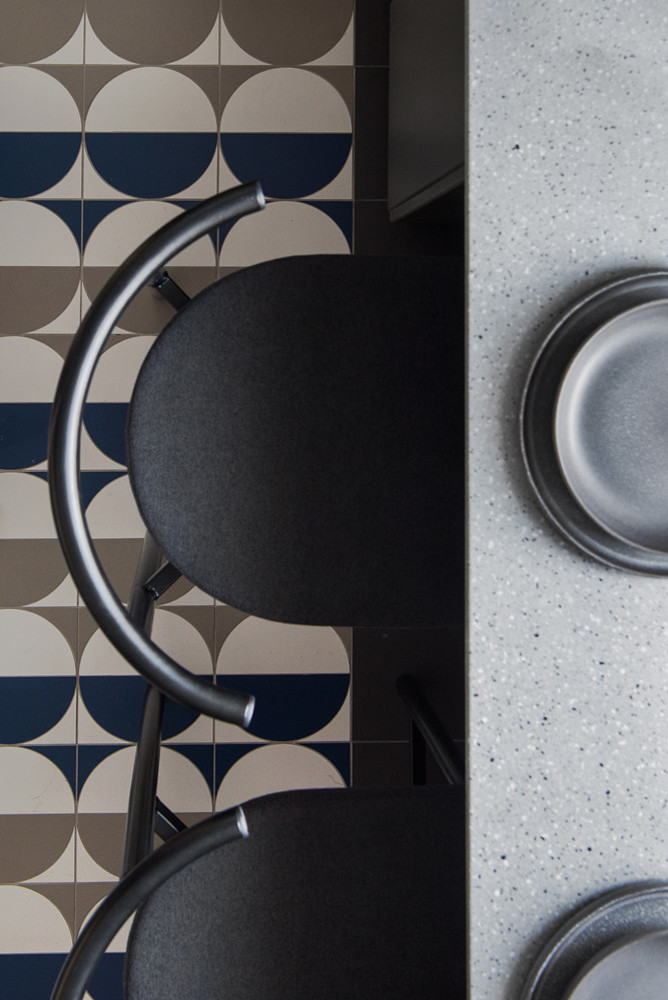 Бутылка кефира пол батона