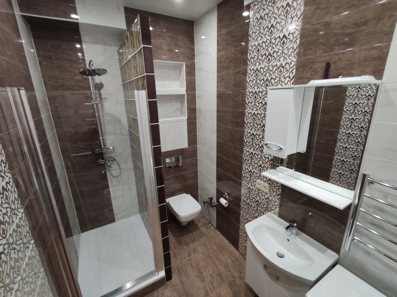 Ванная комната с душевым поддоном и инсталляцией