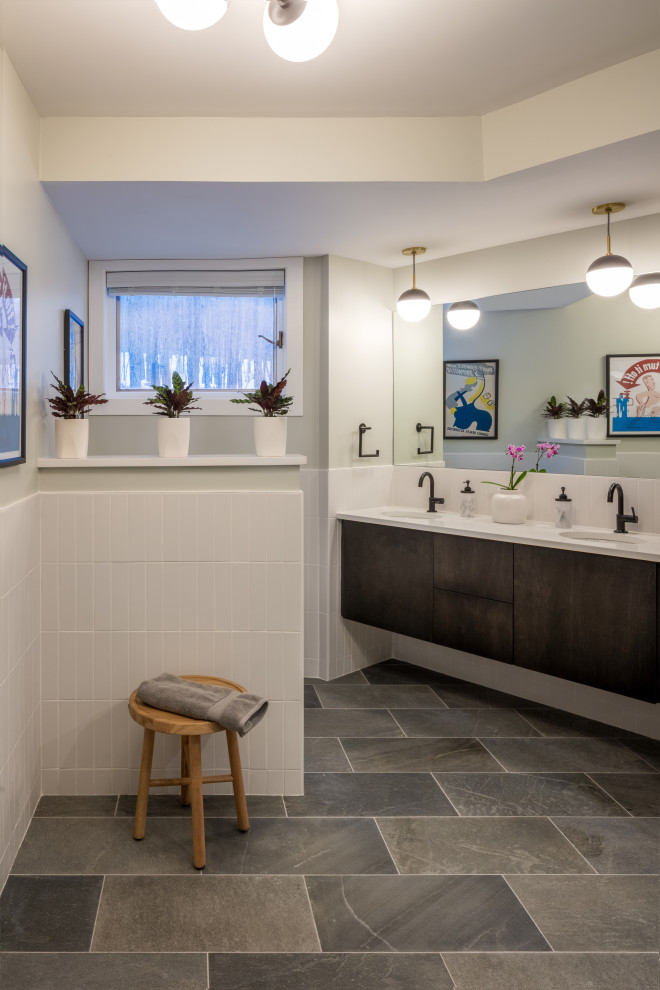 Свежая идея для дизайна: ванная комната среднего размера в стиле модернизм с плоскими фасадами, серыми фасадами, душем в нише, унитазом-моноблоком, белой плиткой, керамогранитной плиткой, серыми стенами, полом из керамогранита, душевой кабиной, врезной раковиной, столешницей из искусственного кварца, серым полом, душем с распашными дверями, белой столешницей, сиденьем для душа, тумбой под две раковины, подвесной тумбой и кессонным потолком - отличное фото интерьера