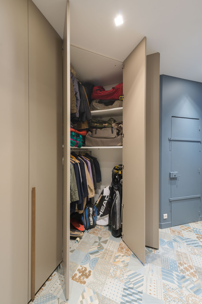Photo of a contemporary storage and wardrobe in Paris.