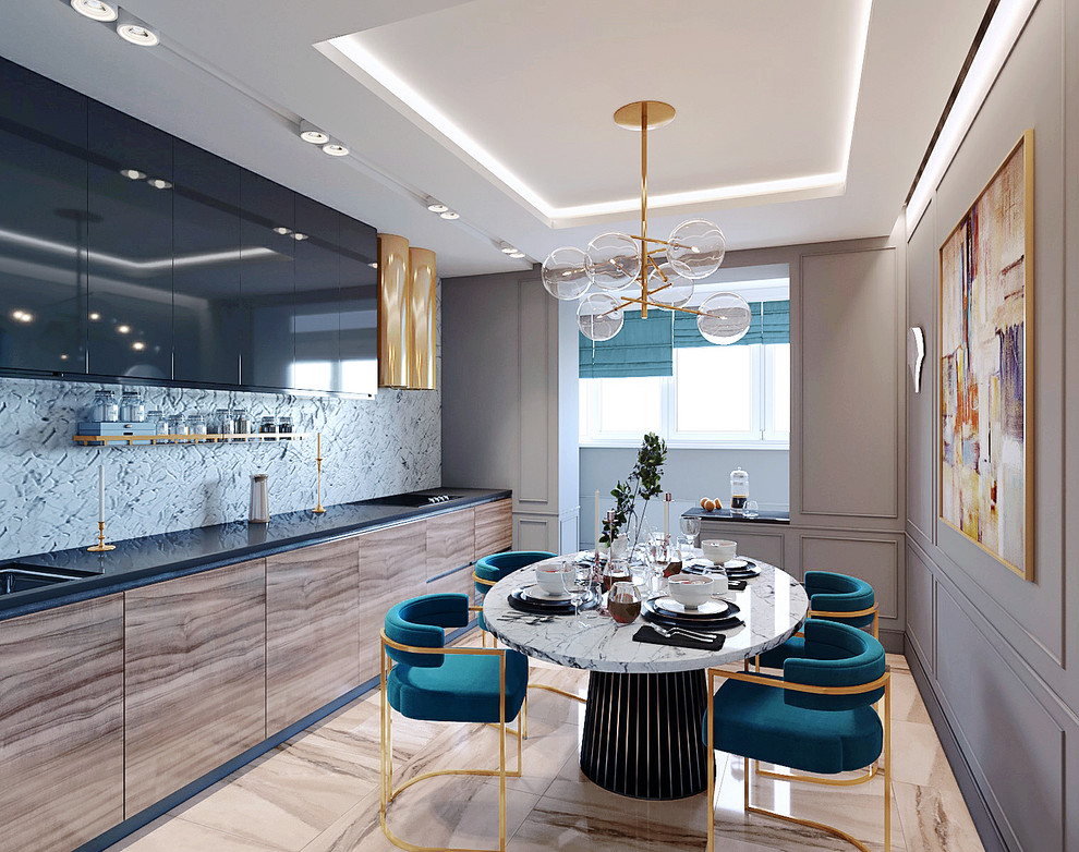 Глубокая зелень и жухлые розы