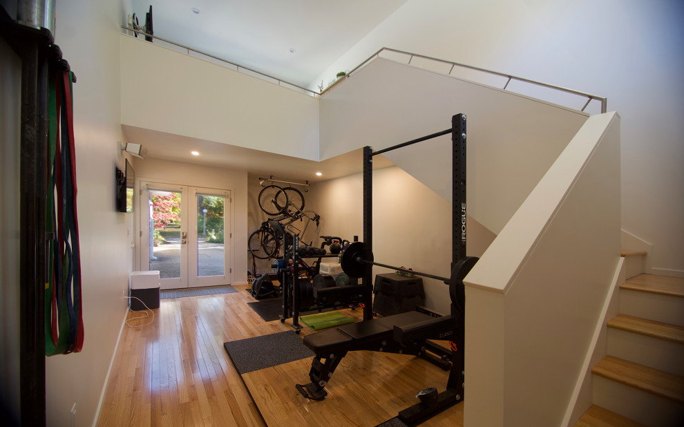This is an example of a contemporary home gym in Chicago.