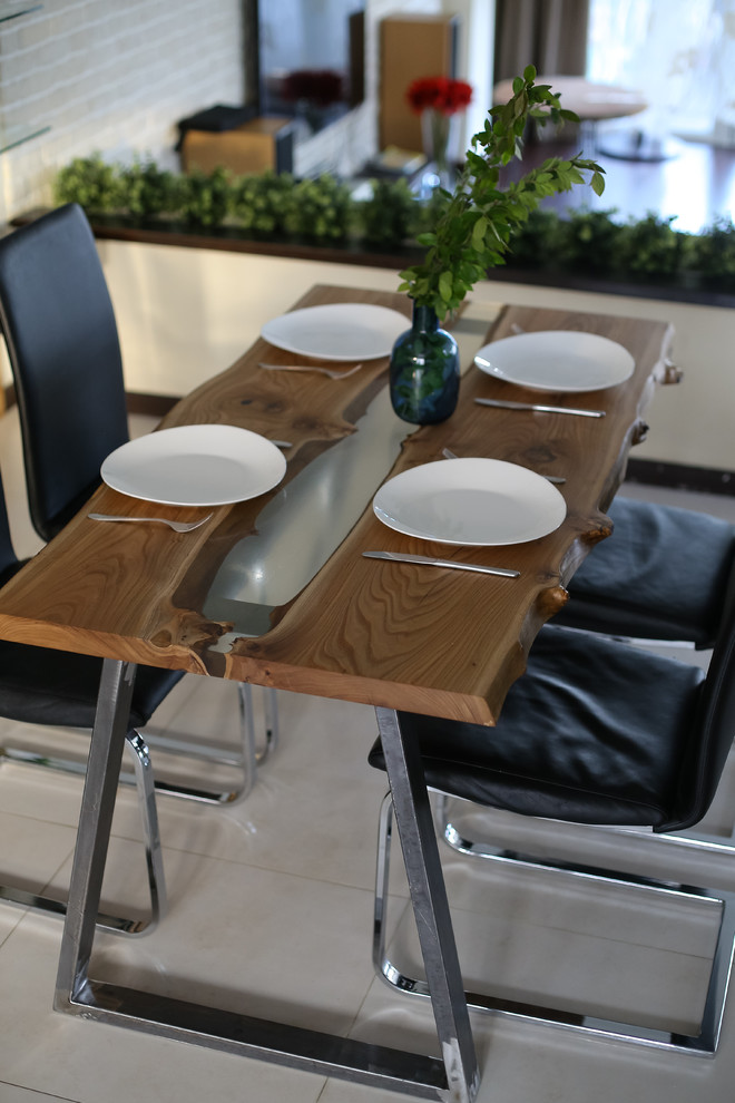 Стол из массива карагача с рекой