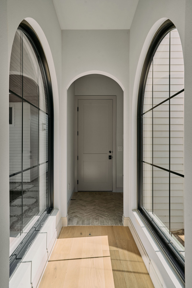 Example of a transitional hallway design in Austin