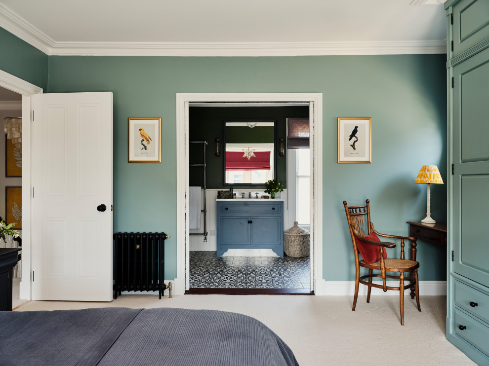 他の地域にある広いトランジショナルスタイルのおしゃれな主寝室 (青い壁、カーペット敷き、標準型暖炉、木材の暖炉まわり、ベージュの床、照明)