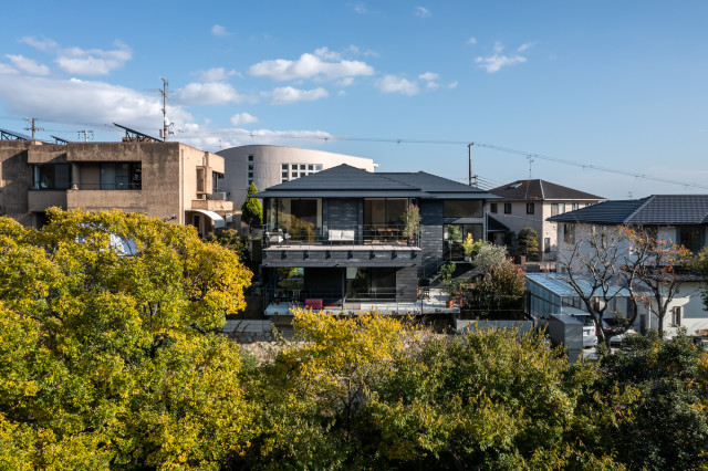 「西岡本の家Ⅱ」 moderno-terraza-y-balcon