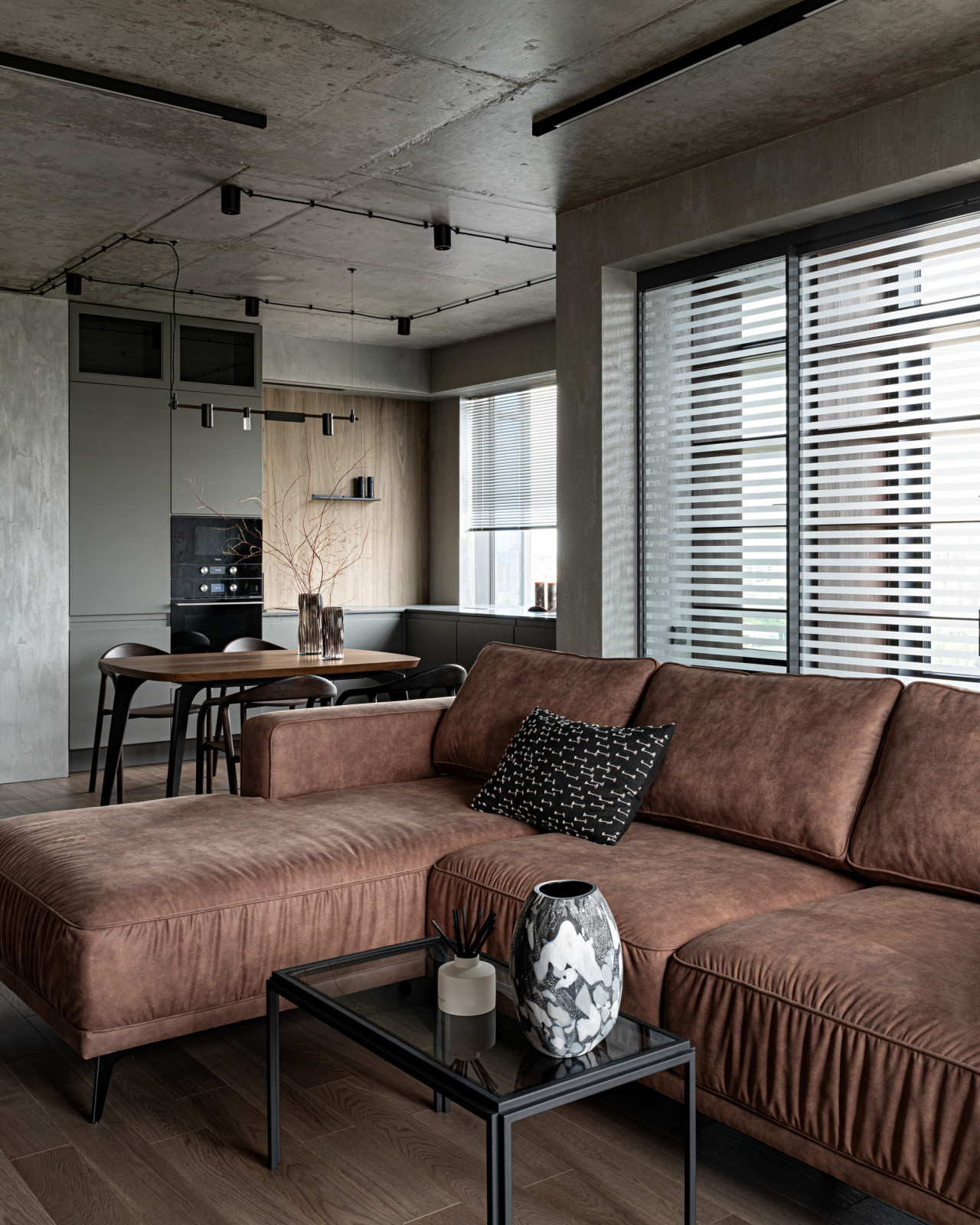 Бетонная квартира с ванной у окна