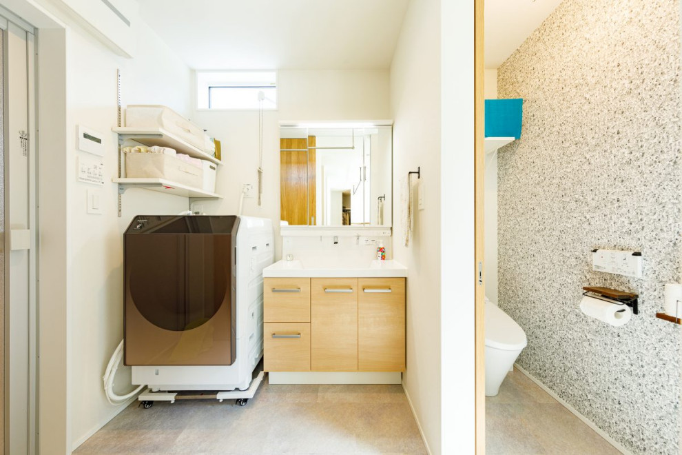Idéer för mellanstora industriella vitt toaletter, med luckor med profilerade fronter, vita skåp, en toalettstol med hel cisternkåpa, vit kakel, vita väggar, klinkergolv i porslin, ett integrerad handfat och grått golv