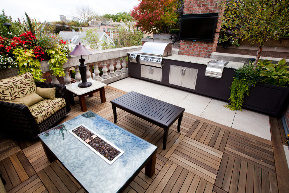This is an example of a transitional rooftop and rooftop deck in Chicago.