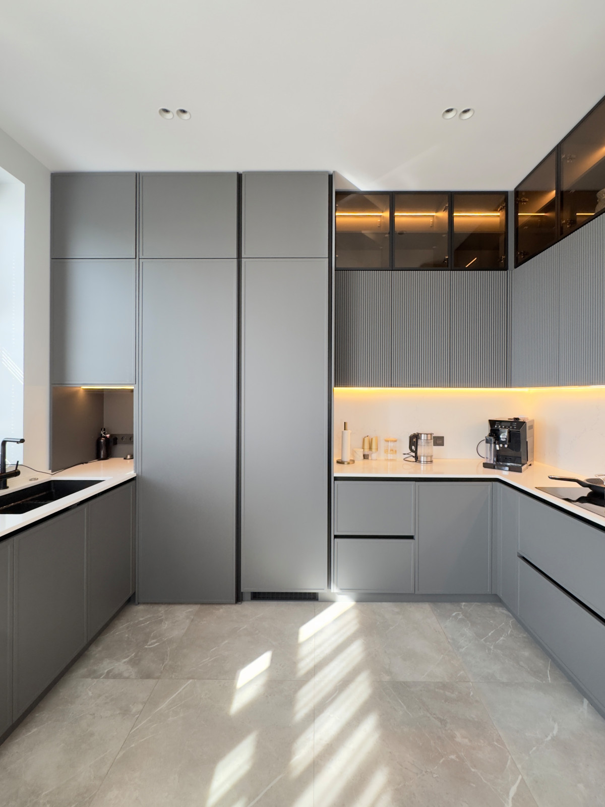 Кухня с кладовой в загородном доме