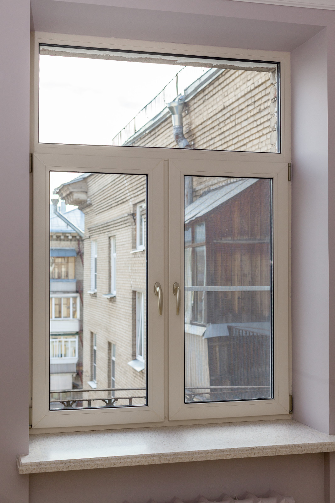 Окна из лиственницы, подоконники и столешница из искусственного камня