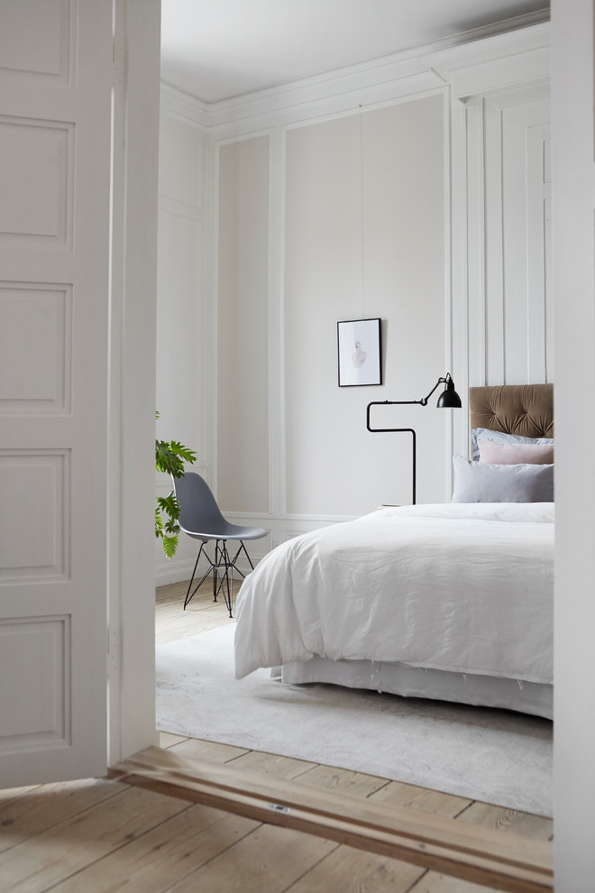 Design ideas for a transitional bedroom in Aarhus.