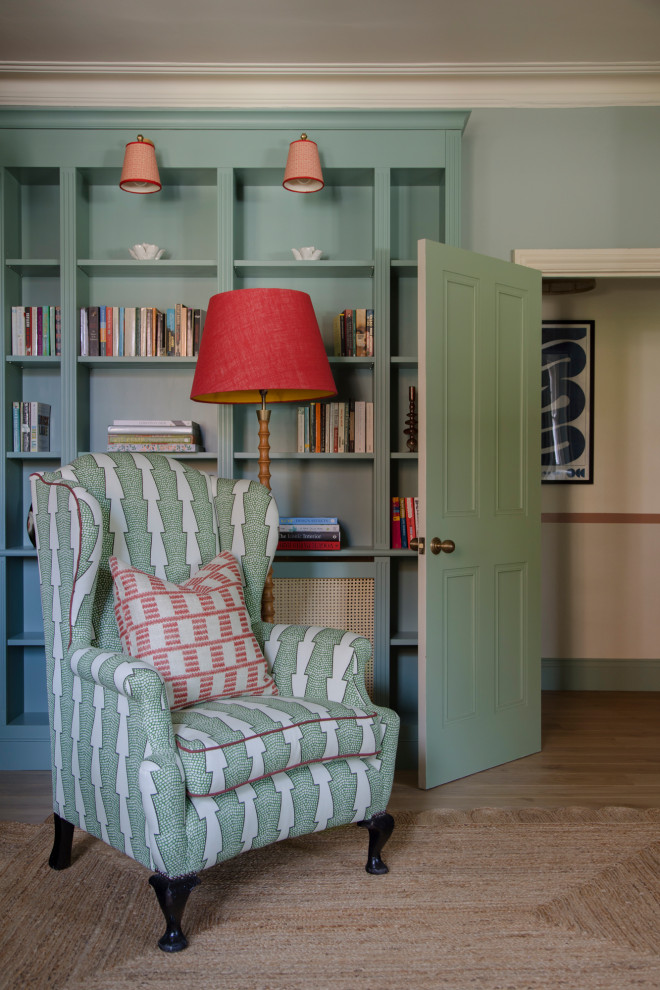 На фото: большая изолированная гостиная комната в викторианском стиле с с книжными шкафами и полками, синими стенами, светлым паркетным полом, стандартным камином, фасадом камина из дерева и красивыми шторами