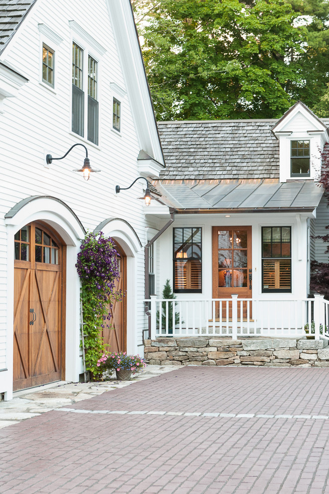 Cottage home design photo in Portland Maine