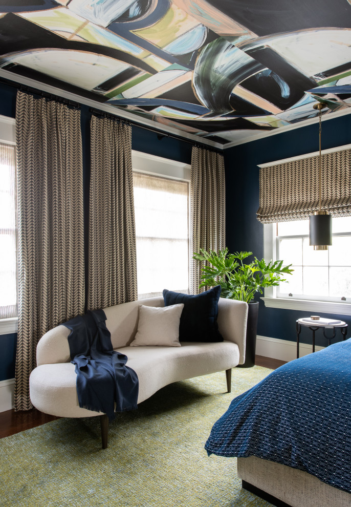 Großes Klassisches Hauptschlafzimmer mit blauer Wandfarbe, dunklem Holzboden, braunem Boden und Tapetendecke in San Francisco