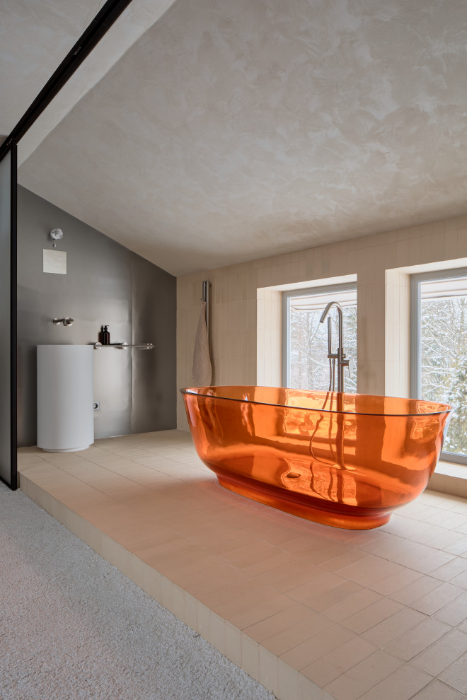 Спальня с прозрачной ванной