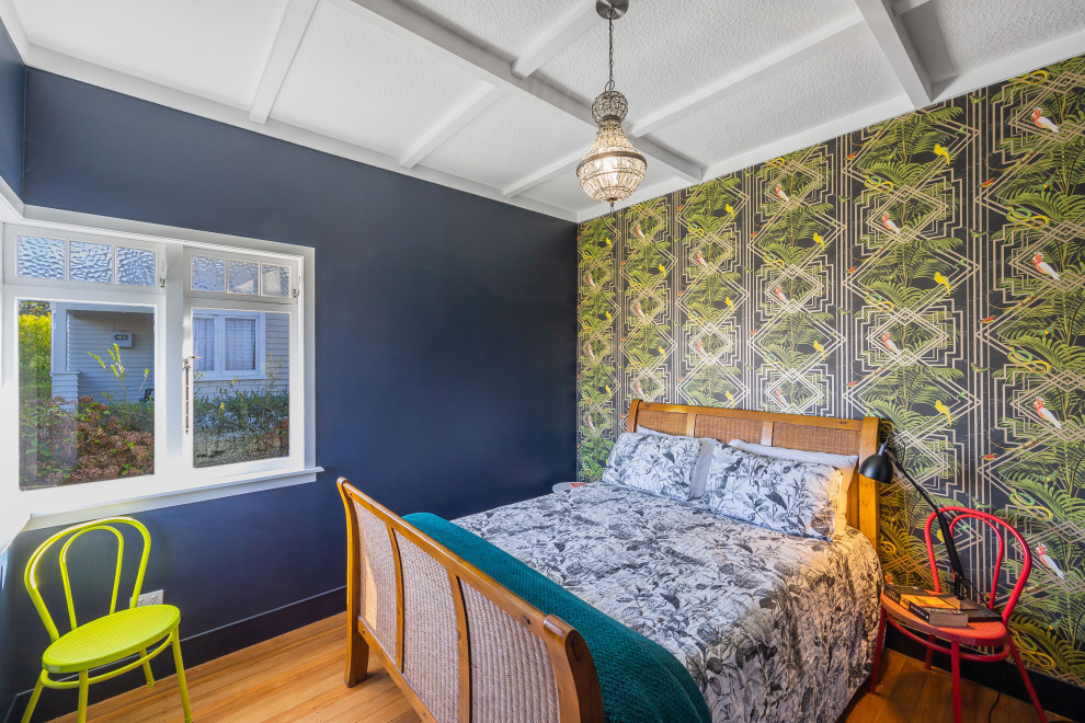 На фото: хозяйская спальня среднего размера в стиле фьюжн с синими стенами, паркетным полом среднего тона, коричневым полом и кессонным потолком с