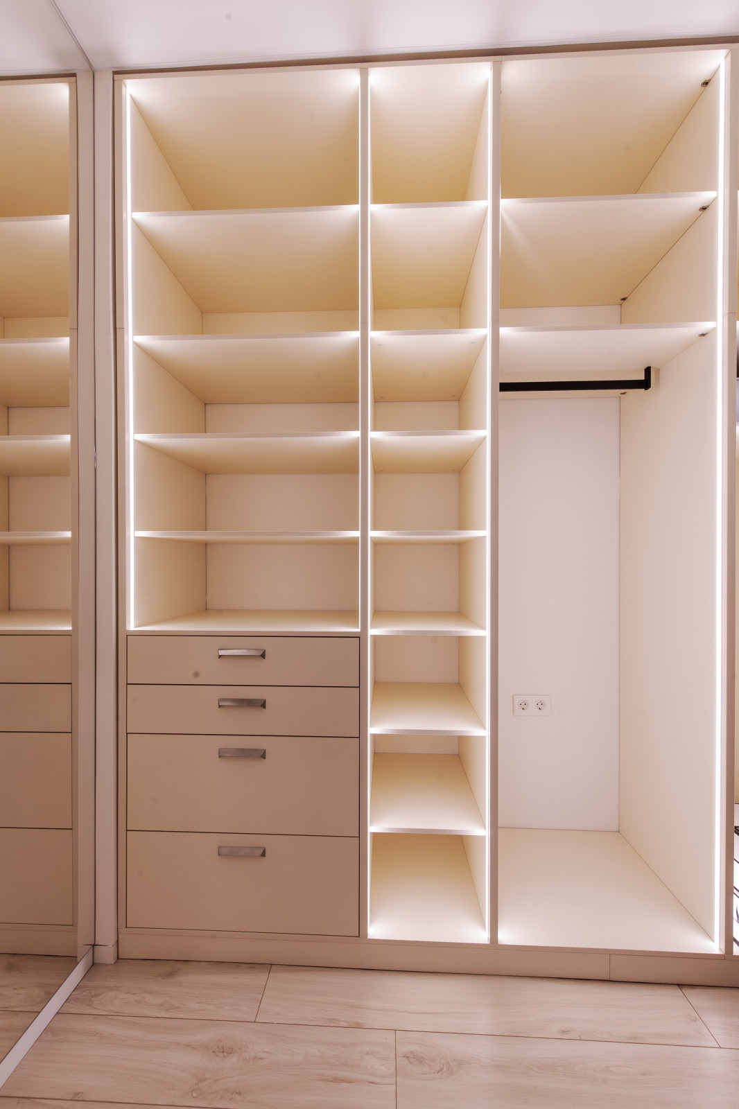 Гардеробная. Дизайн проект квартиры на Петровском острове